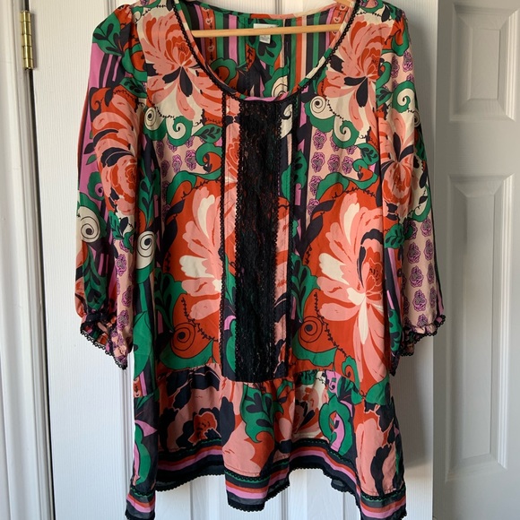 A 100 % silk blouse with a vintage flair. - Picture 2 of 4